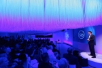 삼성전자 영국 법인 가이 킨넬(Guy Kinnell) 상무가 삼성 무선 360 오디오 출시 행사에서 초청자들을 대상으로 제품을 소개하고 있다