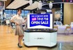 삼성전자 모델이 지난 19일 신개념 복합문화공간인 삼성 디지털프라자 홍대점에서 오픈 1주년을 기념해 진행되는 다양한 문화이벤트를 소개하고 있다.