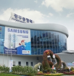 2015 광주 하계유니버시아드 전자 부문 공식 후원사인 삼성전자가 대회 개막을 앞두고 광주를 찾은 선수단과 스포츠팬들을 환영하는 광고를 광주 KTX 송정역 외부에 설치했다.
