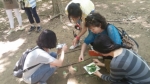 에코스쿨 프로그램 참여자들이 자연물을 활용한 자연놀이를 하고 있다