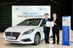 현대차 국내영업본부 판매사업부장 최상구 상무(사진 오른쪽)과 포스코ICT TEO(전체 에너지 최적화)사업실장 이재일 상무가 MOU를 체결하고 함께 기념촬영을 하는 모습