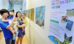6일 서울 홈플러스 영등포점에서 고객들이 2015 e파란 어린이 환경그림공모전 수상작을 관람하고 있다.