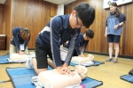 심폐소생술 교육을 받고 있는 한국청소년연맹 한울회 대학생 보조 지도자
