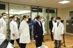 박원순 서울시장이 건국대병원을 찾아 방역을 마친 재활의학과를 둘러보고 있다. 박원순 시장은 13일(월) 건국대병원을 방문, 메르스 극복을 위해 노력하고 있는 의료진에게 격려 인사를