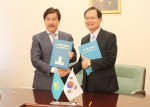 송희영 건국대 총장(오른쪽)과 갈림카이르 무타노브 카자흐스탄 국립대학교 총장(왼쪽)이 교류협력 협약을 체결 한 후 악수하고 있다.