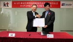 중국 상해 유니온페이 인터내셔널 본사에서 KT 황창규 회장(좌측)과 유니온페이 거화용 이사장(우측)이 ICT 기반 글로벌 금융 서비스 확산을 위한 전략적 업무 협약을 체결하고 있다