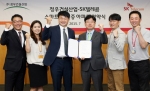 SK텔레콤은 16일 중견 건설업체 정우건설산업과 스마트홈(Smart [Home]) 인증 아파트 1호 협약을 체결, 스마트홈 플랫폼 확장의 본격적인 전기를 마련했다. 체결식에는 SK