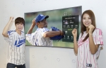 삼성전자 모델들이 삼성 스마트 TV로 실시간 제공하는 부가정보 서비스를 소개하고 있다