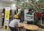 에듀윌 공인중개사 학원에서 진행된 ‘시험 D-100일 합격기원 이벤트’에 참여한 공인중개사 수험생들이 합격소망이 담긴 카드를 소원나무에 걸고 있다