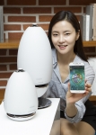 삼성전자 모델이 삼성 무선 360 오디오의 무선 멀티룸 오디오앱으로 이용할 수 있는 멜론 서비스를 소개하고 있다.