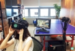 사진은 VR 360도 LIVE 중계 시스템을 통해 VR영상을 시청하고 있는 모습