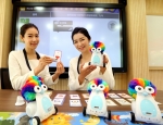 세종창조경제혁신센터에 설치된 박스쿨(Boxchool) 내부에서 행사 진행요원들이 SK텔레콤의 스마트로봇 알버트를 활용한 스마트러닝을 시연하고 있다.