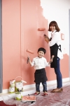 엄마가 아이와 함께 친환경 페인트 더클래시를 벽에 칠하고 있다