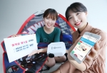 KT 직원들이 올레샵 땡스딜의 첫 번째 상품인 설빙 모바일상품권, 디즈니∙마블 캠핑 세트, 다비코 멀티미디어 빔프로젝터를 소개하고 있다.