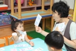 한글교육에 노래와 게임 등 다양한 방법을 적용하여 즐겁게 한국어를 익힐 수 있도록 눈높이 교육을 실시하는 광주고려인마을 어린이집 모습.