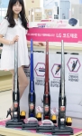 LG전자 프리미엄 무선 청소기 코드제로 핸디스틱이 국내 누적 판매량 10만대를 돌파했다.