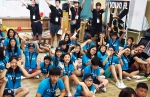 2015 볼보트럭, 여름 어린이 영어 캠프에 참가한 어린이들이 김영재 볼보트럭코리아 사장과 함께 캠프 첫 날 경북 문경에 소재한 다락골 초록원에서 기념사진을 촬영하고 있다