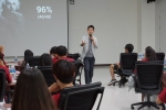 알고 있는 걸 다르게 바라보는 창의적 관점에 대해 이야기 하고 있는 김태원 팀장