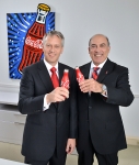 제임스 퀸시 코카콜라 COO가 회장 겸 CEO 무타르 켄트와 함께 서 있다. 퀸시는 코카콜라에서 19년간 근무한 베테랑으로 2015년 8월 13일자로 회사의 전세계 모든 사업부를 