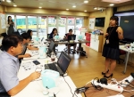 세종창조경제혁신센터 소재 박스쿨에서 진행된 스마트로봇 코딩스쿨 교원양성 교육에서 세종시 교육청 소속 교사들이 스마트로봇 ‘아띠’를 활용한 프로그래밍 교육을 받고 있다.