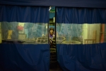매그넘포토스 데이빗 알란 하비의 카메라에 포착된 ‘부산 충무동 새벽시장, 2013년 작품