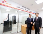 SK텔레콤이 삼성전자와 협력하여 분당 종합기술원에 5G 핵심 기술인 ‘초고주파 광대역 밀리미터파’의 연구 · 개발을 위한 시스템 구축을 완료했다. 시스템 구축 세레모니에 참석한 S