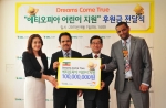 에쓰-오일 나세르 알 마하셔 CEO가 1일 서울 여의도 월드비전을 방문해 양호승 회장에게 에티오피아 어린이 교육 지원을 위한 후원금 1억원을 전달하고 있다. (왼쪽부터) 월드비전 