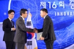 티모넷 IT Mobile 부문장인 정희원 부사장(사진 오른쪽)이 황교안 국무총리로부터 대통령 표창을 받고 있다