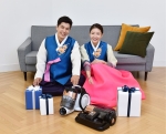 삼성전자 모델들이 13일 다가오는 추석을 맞이해 삼성전자가 9월 30일까지 실시하는 프리미엄 진공·로봇청소기 할인 이벤트를 소개하고 있다
