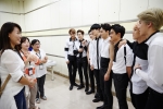 12일 중국 충칭에서 열린 EXO 콘서트에 통역사로 고용돼 함께한 결혼이주여성들에게 EXO 멤버들이 감사인사를 전하고 있다