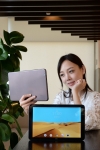 LG전자 모델이 LG트윈타워에서 국내 18일 출시되는 G Pad II 10.1을 선보이고 있다