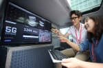 지난해 10월, 삼성전자 연구원들이 시속 100㎞ 이상으로 달리는 차 안에서 초고속 5G 이동통신 기술을 시연하고 있다
