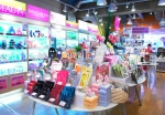 韓流ショッピングの中心、東京新宿に位置した韓流コスメショップスキンガーデンに韓国化粧品を探す客が増えている