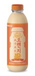서울우유협동조합이 오렌지 과즙의 상큼함을 더한 새로운 타입의 대용량 액상요구르트 오렌지 요구르트를 출시했다