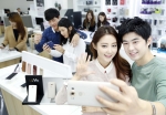 LG전자가 8일 전략 스마트폰 ‘LG V10’을 국내 이동통신 3사를 통해 출시한다. 이 제품의 국내 출고가는 799,700원이다. LG V10은 세계최초로 듀얼 셀피 카메라와 세