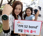 SK텔레콤 모델이 기어 S2 band를 착용 후 소개하고 있다
