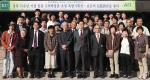 6일 건국대 상허기념도서관에서 개막한 일본 고려박물관 초청 기획전 재일의 민족교육을 묻다에서 일본 고려박물관과 건국대 아시아 디아스포라연구소 관계자들이 도서관 앞에서 기념 촬영을 
