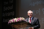 제1회 서울아리랑상 시상식에서 故호머 B. 헐버트 박사를 대신해 수상소감 중 인 손자 브루스 헐버트