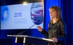GM 메리 바라 CEO가 주주 대상 GM의 미래 기술 정책에 대해 설명하고 있는 장면