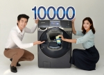 삼성전자 모델들이 11일 출시 6주 만에 국내 판매 10,000대를 돌파한 삼성 버블샷 애드워시 드럼세탁기를 소개하고 있다