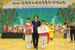전통문화경연대회 대상을 수상한 평택안일초등학교 청소년들과 한국청소년연맹 황경주 사무총장(가운데)