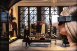 모델이 타미 힐피거의 뉴욕 5번가 플래그십 매장에서 가상현실 핸드셋을 착용하고 있다.