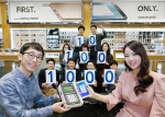 삼성전자 삼성 페이 담당 직원들이 삼성 페이 10·100·1000 기록 돌파를 축하하는 모습