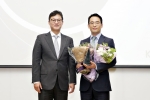 KT가 대표 서비스 브랜드 ‘olleh GiGA’로 한국광고학회 주관 ‘2015년 올해의 브랜드상’을 수상했다고 25일 밝혔다. 사진은 KT 마케팅부문 IMC담당 신훈주 상무가 2