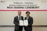 파스칼 자케 아시아태평양 솜피 지사장(왼쪽)과 안성준 LG유플러스 컨버지드홈사업부 전무가 홈 IoT 솔루션 제공을 위한 협약을 체결했다