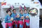 10월 30일‘제1회 아시아 문화축제 아시안로드 희망이음 부스에서 인도네시아 축하 공연팀이 비빔밥을 들고 있다