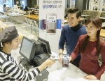 고객들이 서울 서초동 파리바게트에서 삼성 페이 멤버십 서비스를 통해 포인트를 적립하고 있다