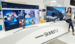 삼성전자 모델이 12일부터 15일까지 부산 벡스코에서 열리는 국내 최대 게임 전시회인 지스타 2015에서 삼성 SUHD TV로 즐기는 게임 서비스를 소개하고 있다.