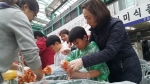 십정시장 초등학생 김치체험에서 초등학생과 도우미를 하는 유정옥구의원