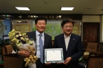 농업명장 이화축산 권기택 대표가 15일 열린 2015 안동 농특산물 페스티벌에서  400만원 상당의 친환경 무항생제 돼지고기를 기부하였다